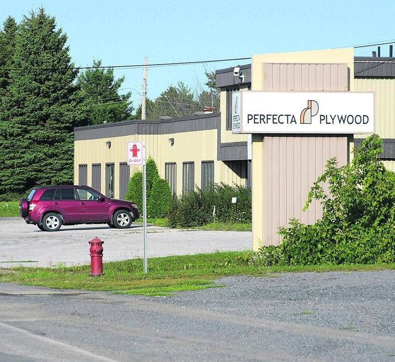 L’entreprise Perfecta Plywood située sur la rue Brouillette à Saint-Hyacinthe.  Photo François Larivière | Le Courrier ©