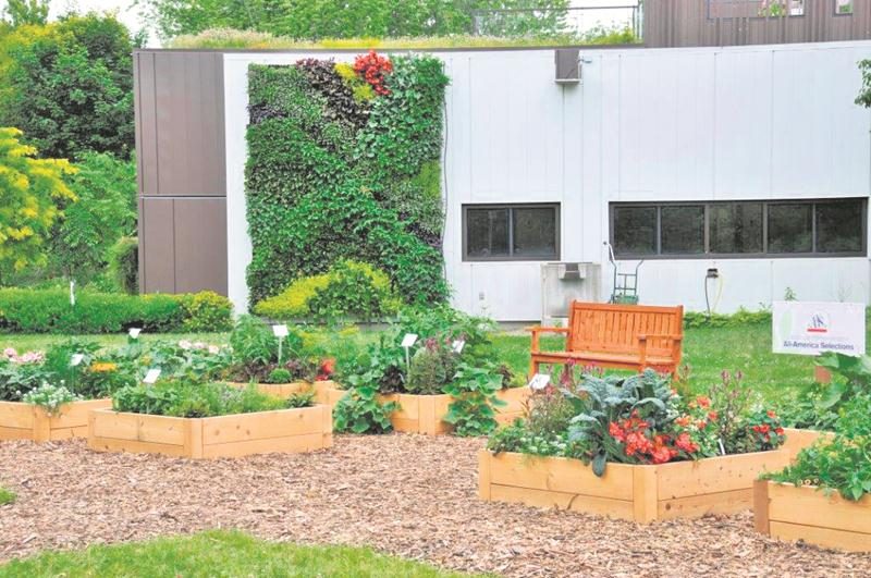 Situé sur la toiture du Pavillon horticole écoresponsable et accessible aux visiteurs du Jardin Daniel A. Séguin, le TechnoLab complète ses installations par un potager pédagogique dédié aux différentes approches de culture au niveau du sol (jardins, pots, tables, structures verticales, etc.) en plus de présenter une panoplie impressionnante de plantes comestibles.