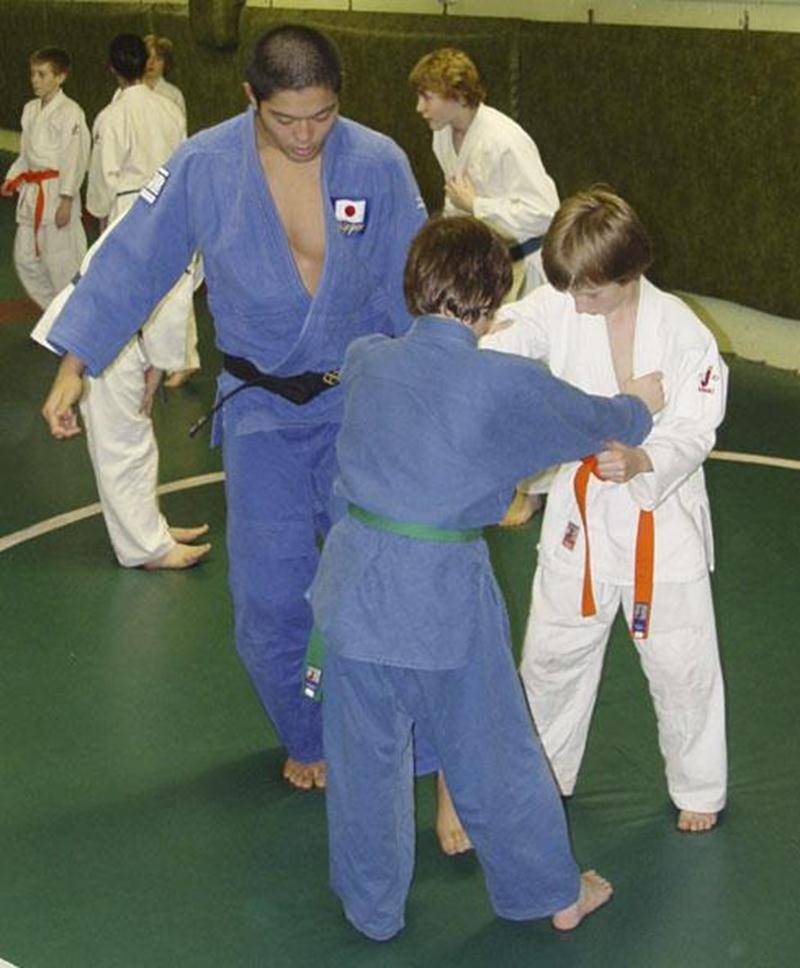 Le Club de judo de Saint-Hyacinthe a reçu, dans le cadre d'un stage, la visite d'Akinori Hondo, un judoka japonais reconnu internationalement et ancien médaillé d'argent des championnats mondiaux de judo. Une trentaine de jeunes athlètes ont participé à ce stage et ont pu bénéficier des conseils de M. Hongo, qui s'exprime très bien en anglais en plus de se débrouiller en français. L'entraîneur du Club, Louis Graveline, s'est dit honoré de la présence de M. Hondo, d'autant plus que la réputation