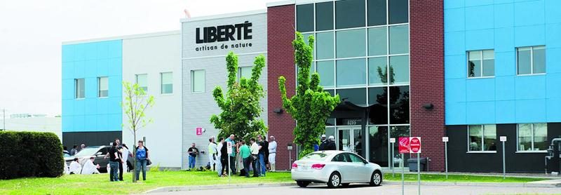 L’usine Liberté du boulevard Choquette a été évacuée pendant plusieurs heures samedi. Photo Courtoisie zone911