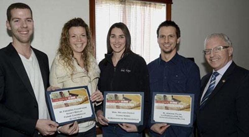 Sur la photo, dans l'ordre habituel; Émilien Pelletier, député de Saint-Hyacinthe, Jérémie Pilon de la ferme La Rabouillère, Mélissa Daigle de la ferme Kobec, Frédéric Champagne et Nancy Boulay de la ferme Chamboulay.