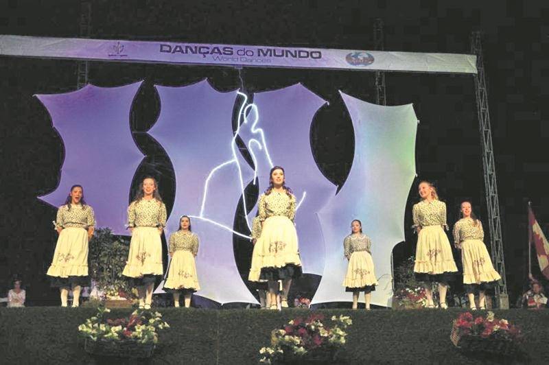 Les Chamaniers ont fièrement représenté notre pays lors d’une tournée au Portugal et offert des prestations typiquement québécoises sur la grande scène du festival et dans les petites communautés avoisinantes.