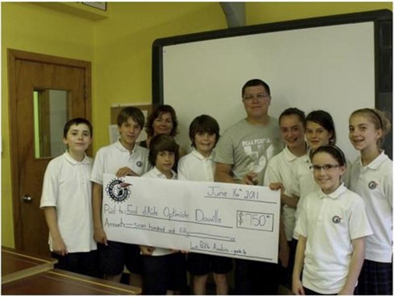 Dans le cadre d'un projet de la classe d'anglais, des élèves de 6<sup>e</sup> année de La Petite Académie devaient créer leur propre entreprise et la gérer de façon à générer le plus de profits possible. C’est avec grande fierté qu'ils ont ensuite remis 750 $ au Fonds d’aide Optimiste Douville afin d’aider d’autres jeunes de la région. Un représentant de chacune des huit équipes impliquées et l'enseignante Marie-Pier Picard ont remis le chèque à Stéphane Camiré, président du Fonds d’aide. Bravo!