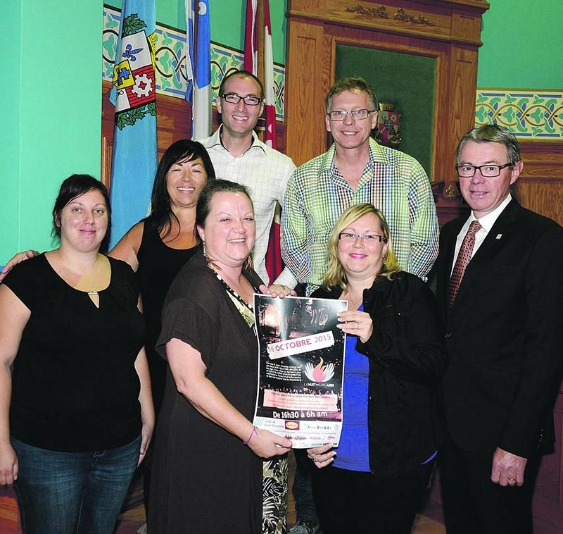 Josianne Daigle, travailleur de rue, Diane Poirier, du Centre de bénévolat de Saint-Hyacinthe, Chantal Goulet, de la CDC des Maskoutains, Stéphanie Bernier, de Missions Jeunesse, Claude Corbeil, maire de Saint-Hyacinthe et (à l’arrière) Steve Bilodeau, de l’Auberge du coeur Le ­Baluchon ainsi que Jeannot Caron, du 1855, étaient présents pour dévoiler la programmation de la Nuit des sans-abri de Saint-Hyacinthe. Photo François Larivière | Le Courrier ©