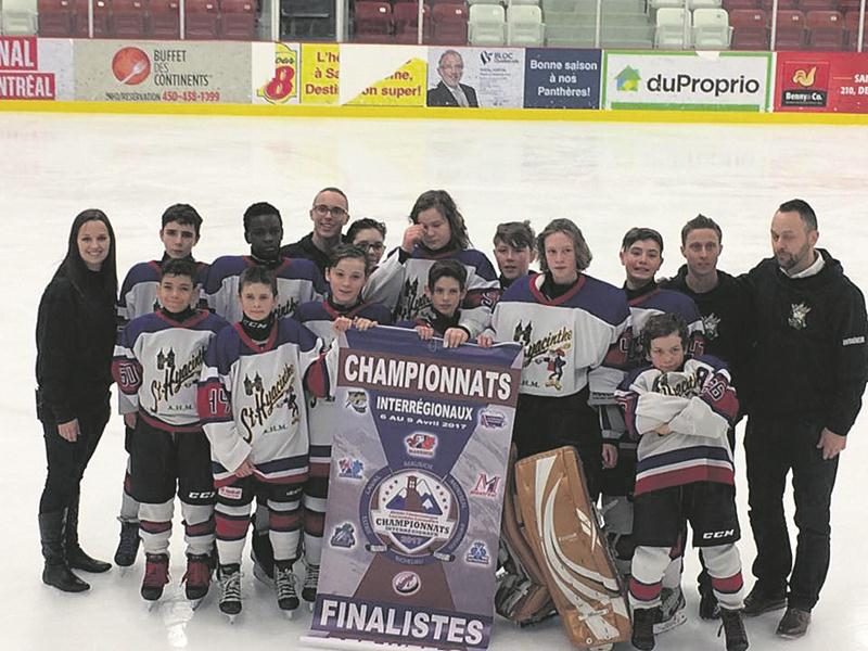 Les Gaulois de Saint-Hyacinthe pee-wee C ont terminé leur saison avec une médaille d’argent au championnat interrégional. Photo Courtoisie
