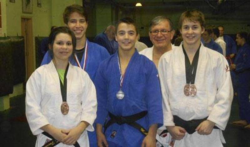 Plusieurs judokas de Saint-Hyacinthe ont remporté des médailles lors des premières compétitions de la saison. Sur la photo, Sandrine Fournier, Jérémie Poirier, Marc-Antoine Morin, Benjamin Daviau et l'entraîneur Louis Graveline. Absente de la photo : Audrey Poirier.