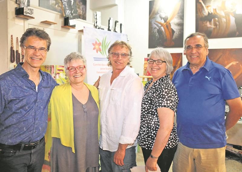 Yvan Pion, Marie-Claude Delisle, Jeannot Caron, Suzanne Viens et Jacques Tétreault se sont adressés tour à tour aux participants à la conférence de presse.   Photo Robert Gosselin | Le Courrier ©