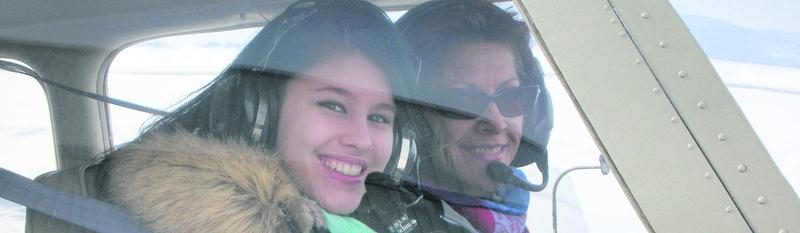 Fany Benoit, de l’école Raymond de Saint-Hyacinthe, revient de son premier vol avec la pilote Martine Tremblay.