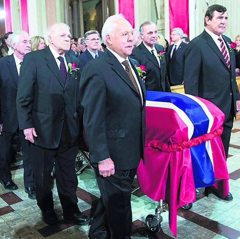 À l’arrière, à gauche, Robert Rousseau porte le cercueil lors des funérailles de Jean Béliveau. Photo Reuters