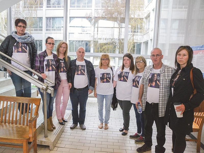 Les proches d’Isabelle Lavoie portaient un chandail en sa mémoire avant d’entrer dans la salle d’audience. Photo François Larivière | Le Courrier ©