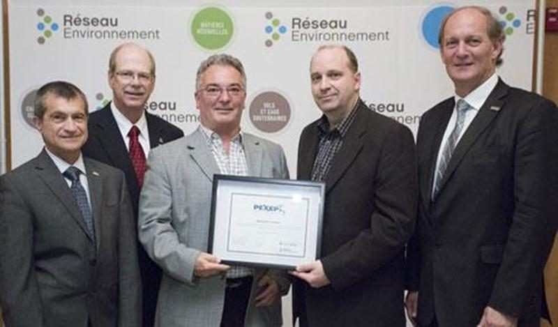 Dans l'ordre habituel, Alain Lalumière, chargé de projet du Programme d'excellence en eau potable (PEXEP); James Chaffee, président de l'American Water Works Association; Michel Brodeur, ingénieur municipal à la Ville de Saint-Hyacinthe; François Tremblay, superviseur de production à l'usine de filtration de Saint-Hyacinthe et Robert A. Dubé, président de Réseau Environnement.