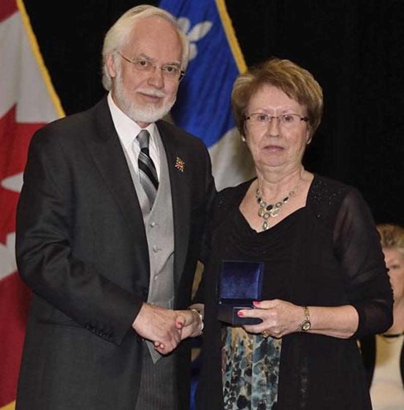 Lors d'une cérémonie, tenue au Collège militaire royal de Saint-Jean, le 24 mai, Noëlla Lapierre Vermette, de Saint-Simon, recevait des mains de l'Honorable Pierre Duchesne, Lieutenant-gouverneur de la province de Québec, une Médaille d'argent (Aînés) pour souligner l'ensemble de son engagement bénévole dans sa communauté.