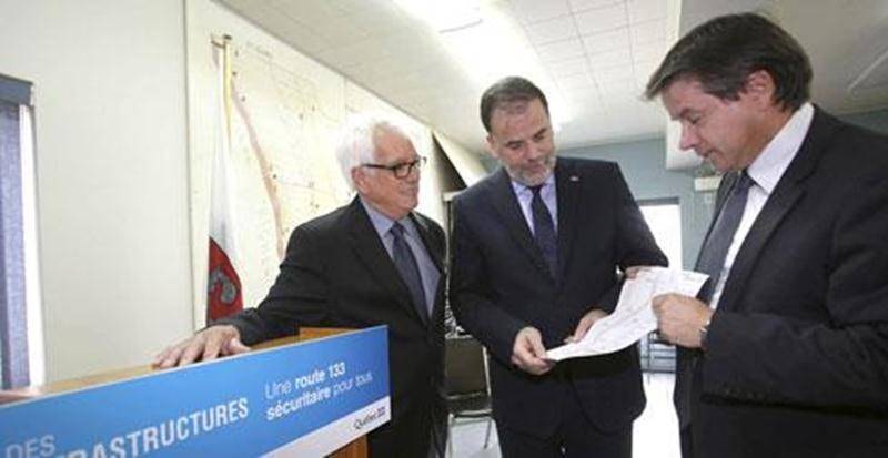 Le maire de Saint-Denis-sur-Richelieu, Jacques Villemaire, en compagnie du ministre Pierre Duchesne et de Daniel Donais, directeur du ministère des Transports - Direction de l'Est-de-la-Montérégie.