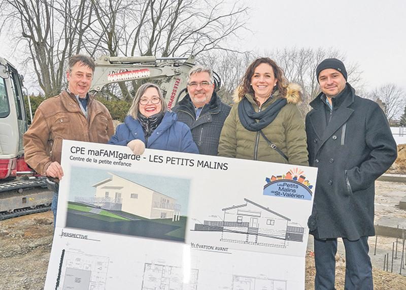 Le chantier de la nouvelle installation Mafamigarde, à Saint-Valérien-de-Milton, est  maintenant lancé. Dans l’ordre habituel, Stéphane Morin, entrepreneur général; Chantal Pelletier, directrice générale du CPE; Daniel Paquette, maire de Saint-Valérien; Carine Chapdelaine, présidente du CPE; et David Deslandes, de JCF Architecture. Photo François Larivière | Le Courrier ©