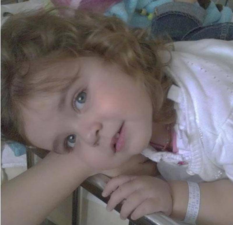 Abygael Sarah Vallières, quatre ans, a subi plus de 40 opérations en raison de sa condition médicale difficile.