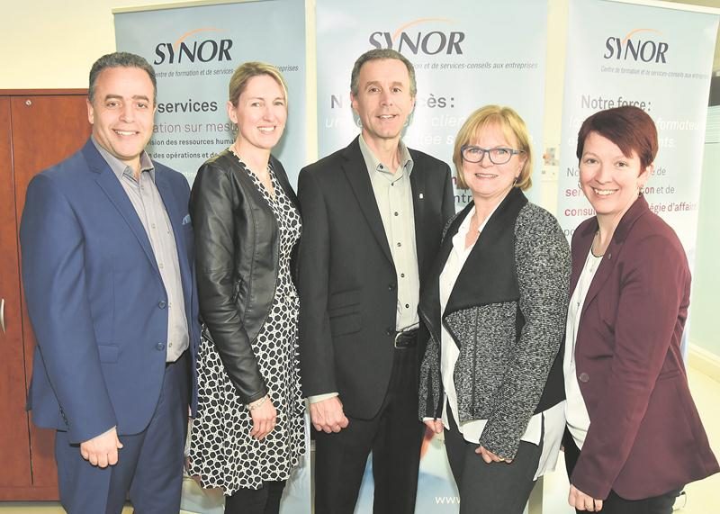 Sur la photo dans l’ordre habituel, Ridha Ismail, directeur de projet au Cemeq, Véronique Bolduc, coordonnatrice de la formation professionnelle et des services aux entreprises à la Commission scolaire Beauce-Etchemin; Jean-Yves Matton, coordonnateur des services aux entreprises chez Synor; Linda Cyrenne, directrice générale du CSMO Textile et Chantal Harnois, conseillère en formation chez Synor. Photo François Larivière | Le Courrier ©