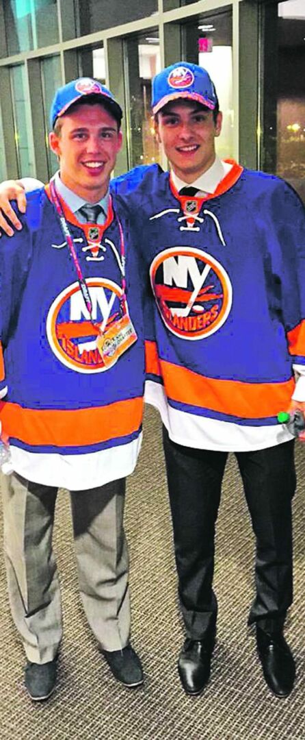 Anthony Beauvillier est maintenant membre des Islanders de New York. On le voit en compagnie de Mathew Barzal, autre choix de première ronde de la formation new-yorkaise. Photo Twitter New York Islanders (@NYIslanders) ©