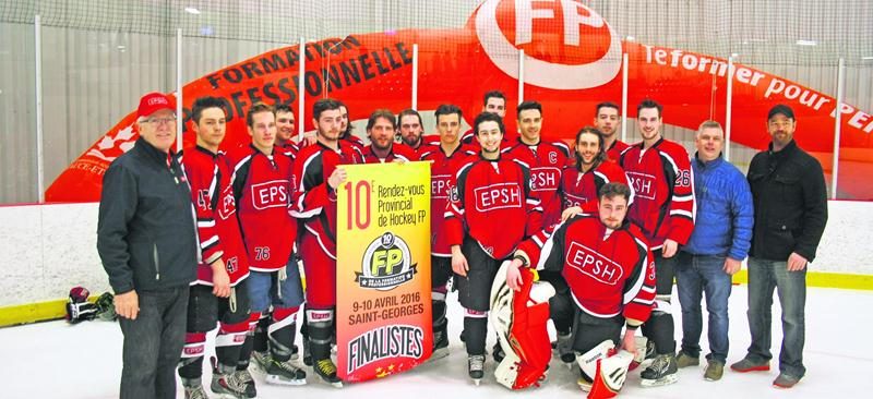 Sur la photo, de gauche à droite : l’entraîneur-chef Dominic Gagnon, Alexandre Beaudoin, Matthew Caldwell, Cédrick Choinière, Yannick Choinière, Gabriel Couture, Alexandre Daigneault, Guillaume DeSève, Pier-Luc Desroches, Antoine Guimond, Nicolas Lamoureux-Bisson, Nathan Lapointe, Gabriel-Alexandre Lévesque, Kévin Ratelle, Francis Vinet, l’entraîneur adjoint Dany Ringuette et le directeur-gérant Jacques St-Amand. Photo Courtoisie