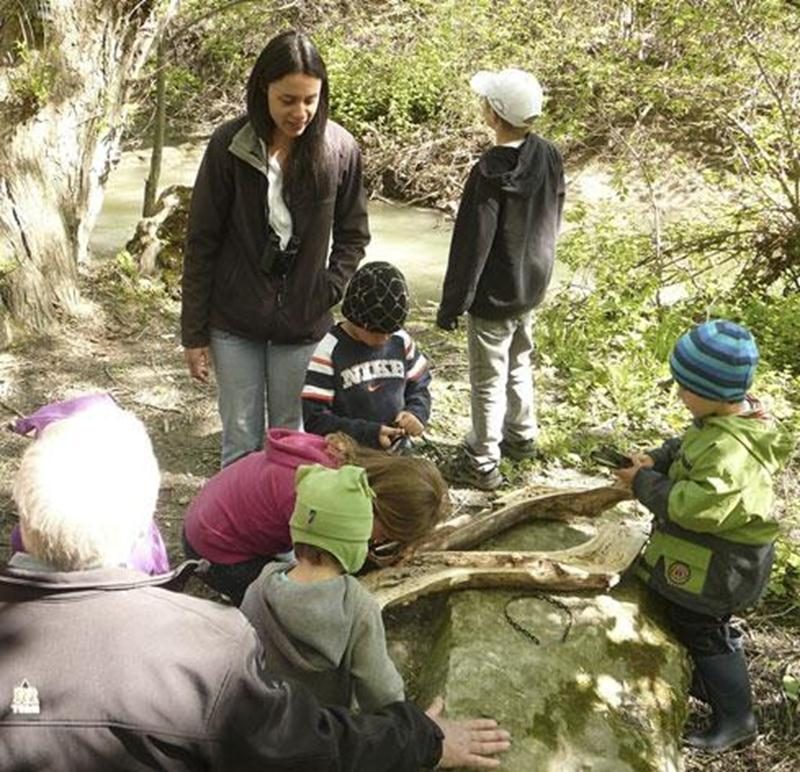 Anie Langelier initiera les tout-petits à la vie au boisé dans le cadre du 24 heures des sciences au Boisé des Douze.