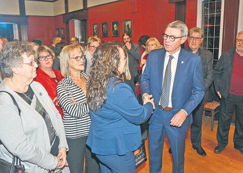 Le soir du 5 novembre 2017, le maire Claude Corbeil a été réélu avec environ 60 % des voix contre 40 % pour sa rivale, Chantal Goulet.   Photothèque | Le Courrier ©