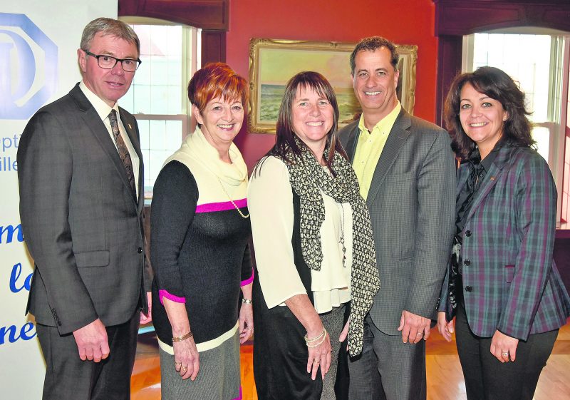 Le maire de Saint-Hyacinthe Claude Corbeil, la responsable de l’événement Micheline Bienvenue, les présidents d’honneur Annie Beaudoin et Pierre Denoncourt ainsi que la présidente du Club Optimiste Chantal Cournoyer espèrent vous serrer la pince le samedi 27 mai. Photo François Larivière | Le Courrier ©