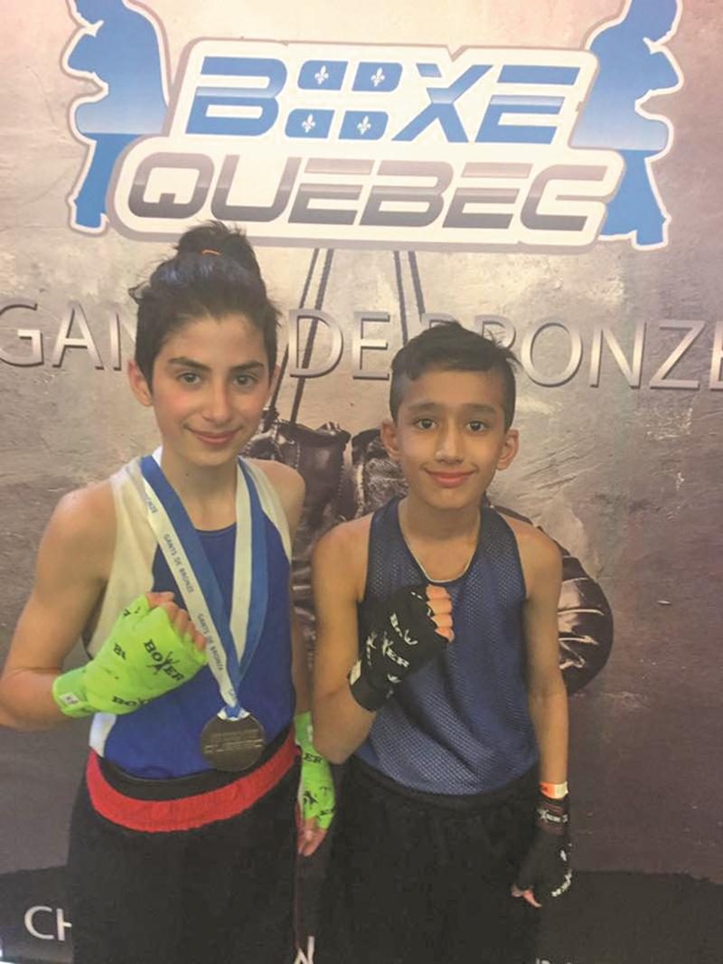 Émile Beaudoin et Asfand Khan, de l’école de boxe Les Apprentis Champions, ont chacun remporté la médaille d’or dans leur catégorie aux Gants de bronze. Photo Courtoisie
