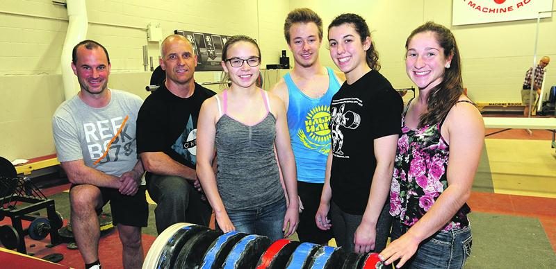 Les membres de La Machine Rouge (à l’exception de Gabriel Dagenais, au centre) qui ont participé au Championnat du monde junior d’haltérophilie en juin seront en action samedi. Photothèque | Le Courrier ©