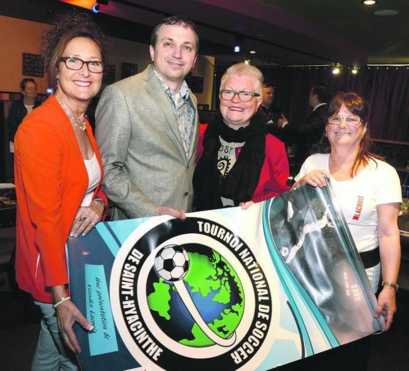 De gauche à droite : Johanne Brabant, présidente d’honneur; Patrick Cordeau, président des Loisirs Saint-Joseph; Johanne Delage, conseillère municipale et Nicole Champagne, coordonnatrice en loisir au quartier Saint-Joseph.