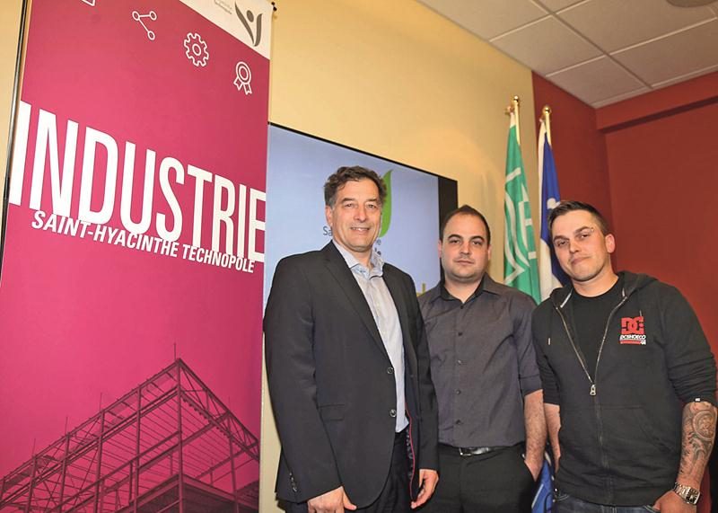 Sur la photo dans l’ordre habituel, le directeur général de Saint-Hyacinthe Technopole, André Barnabé, et les propriétaires de KC Diesel, Kevin Lussier et Nicolas Chicoine.   Photo Robert Gosselin | Le Courrier ©
