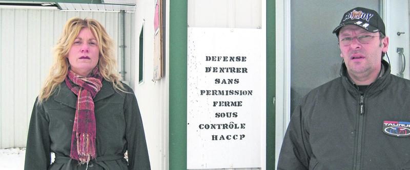 Pascale Cardin et Jean Côté devant leur ferme en 2010. Photothèque | Le Courrier ©