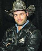 Assis sur un taureau comme sur une chaise berçante