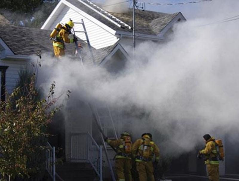 Quatre personnes se retrouvent sans toit après l'incendie de leur demeure de la rue des Fondateurs survenu en après-midi le 20 septembre. Le feu s'est déclaré au sous-sol, d'une défectuosité électrique causée par un ventilateur. Outre les pompiers du Service des incendies de Sainte-Madeleine, ceux de Saint-Hyacinthe et Saint-Damase ont été appelés en entraide. Les dommages se sont limités au sous-sol et au rez-de-chaussée, la structure de la maison ayant été épargnée. Deux adultes et deux enfant
