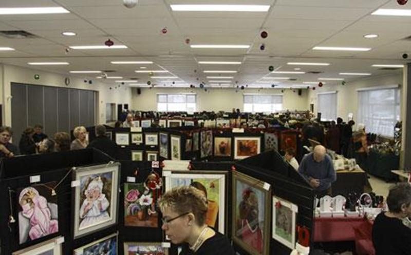 Plus de 40 artistes et artisans de la région vous invitent à venir les rencontrer et découvrir leurs talents. Bijoux, ferronnerie d’art, peintures, sculptures, etc. Trouvez le cadeau idéal à l’approche de Noël! Ils seront présents au Centre communautaire Bourg-Joli (2520, av. Sainte-Catherine) les 3 et 4 décembre de 10 h à 17 h. Entrée gratuite. Infos : 450 799-5239 ou visitez le site <a href="http://www.visitart.ca">www.visitart.ca</a> .