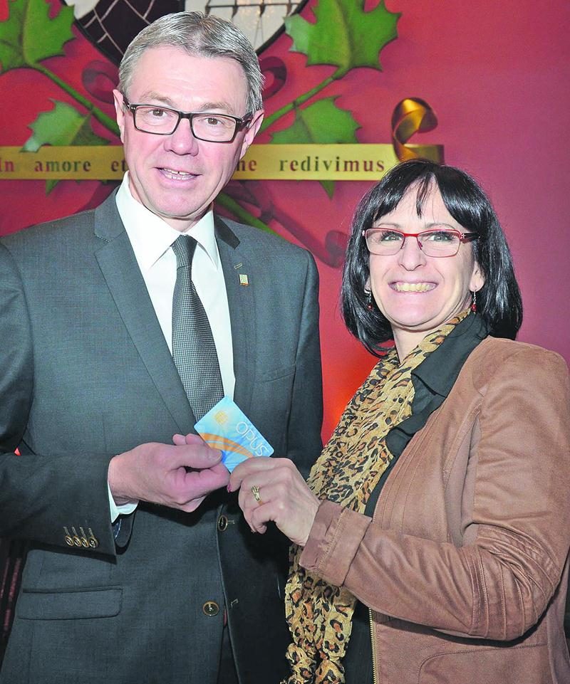 Le maire de Saint-Hyacinthe, Claude Corbeil, et la présidente du CITVR, Diane Lavoie, mairesse de Beloeil, invitent les Maskoutains à se procurer rapidement la carte OPUS pour leurs déplacements en autobus. Photo François Larivière | Le Courrier ©