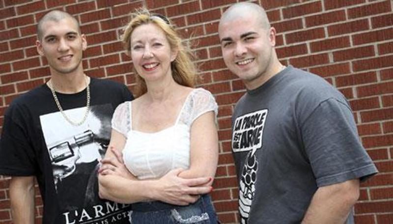 Rymz et Ô-Lit du duo Mauvais Acte entourent Johanne Dufresne, responsable du concours Jeunes Talents- Bête de scène.