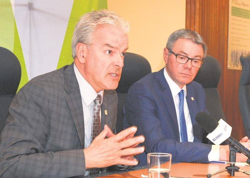 Le président de l’UMQ et maire de Sherbrooke, Bernard Sévigny, s’est adressé aux médias en compagnie de son hôte, le maire de Saint-Hyacinthe, Claude Corbeil.  Photo François Larivière | Le Courrier ©