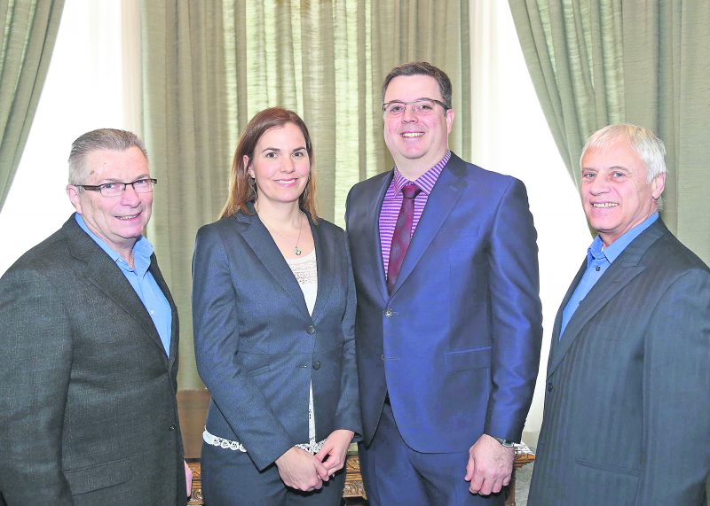 On reconnaît, dans l’ordre habituel, Alain Pelletier, directeur général des Amis du crépuscule, les présidents d’honneur Marie-Eve Perreault et Benoit Hénault de Hénault Assurance et Jean Lalanne, vice-président des Amis du crépuscule. Photo Robert Gosselin | Le Courrier ©