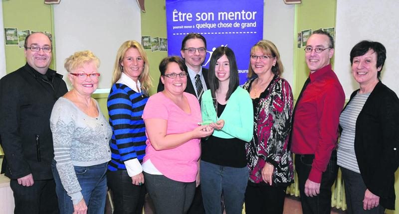 Sur la photo, de gauche à droite : Sylvain Lussier, directeur des écoles Les Passeraux et Larocque; Johanne Delage, vice-présidente des GFGS; Isabelle Parenteau, administratrice des GFGS; Sylvie Norris, directrice du ROCAJQ; Martin Fredette, président des GFGS; Mya Guardado-­Lussier, récipiendaire d’un Prix Levier 2015; Lise Binette, Grande Soeur de Mya; Michel Dion, ­directeur général des GFGS; et Sylvie Bouffard, coordonnatrice clinique des GFGS. Photo François Larivière | Le Courrier ©