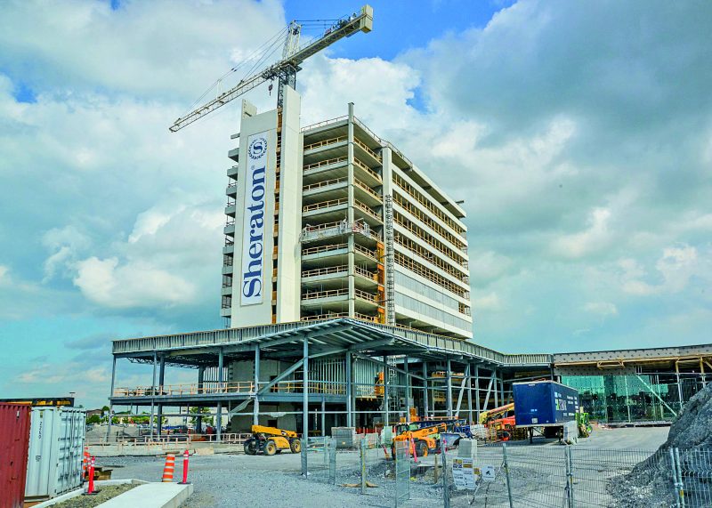 Le futur hôtel Sheraton de Saint-Hyacinthe prend forme puisque 14 étages sur 17 ont été érigés.   Photo François Larivière | Le Courrier ©