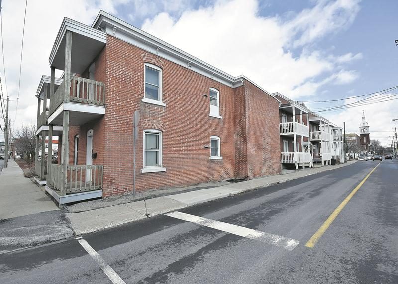 L’agrandissement du stationnement Centre-ville à même l’emplacement toujours occupé par trois édifices à logements, rue Marguerite-Bourgeoys, doit passer par la procédure de modification de zonage, une occasion à saisir pour ceux qui s’y opposent. Photo François Larivière | Le Courrier ©