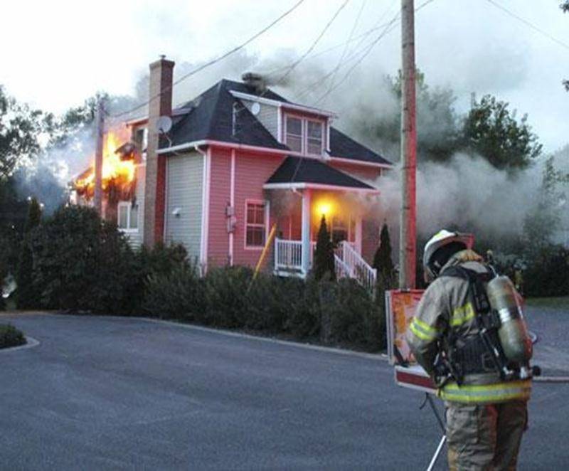 Les pompiers ont combattu les flammes durant plus de trois heures, samedi soir, au 3740, rue Saint-Pierre Ouest à Saint-Hyacinthe.