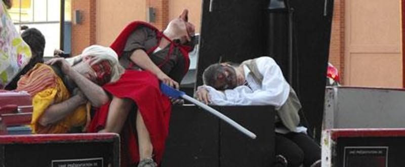 Un spectacle nouveau genre s’est déroulé à la vente trottoir du centre-ville cette année. Production Les Trois Coups a présenté à la population des spectacles d’impro et de Commedia Dell’ Arte. Pour l'occasion, des professionnels accompagnés de jeunes étaient de la distribution. L’organisme a pour mission de promouvoir et d'inciter les jeunes et moins jeunes à s’initier et exercer un rôle en improvisation ou en théâtre. Des professionnels diplômés assurent la formation dans leur domaine respecti