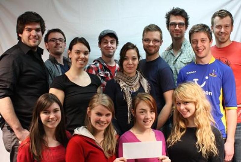 Les stagiaires de Proj’acteur : première rangée, Geneviève Bédard, Marion Van Bogeart Nolasco, Myriam Debonville, Katrine Duhaime; deuxième rangée, Olivier Laprise, David Strasbourg, Sandy Caron, Sébastien Tessier, Lilà Mourmant, Alexandre Larouche, Benjamin Déziel, Olivier Courtois et Rémy Ouellet. Absente sur la photo : Véronique Gagné.
