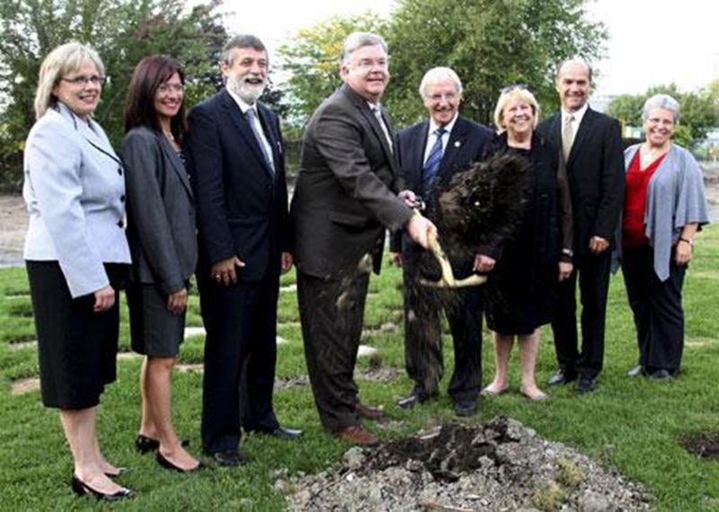 Le ministre de l'Agriculture, Pierre Corbeil a participé à la traditionnelle pelletée de terre dans le cadre des travaux de construction du futur pavillon horticole écoresponsable de l'ITA.