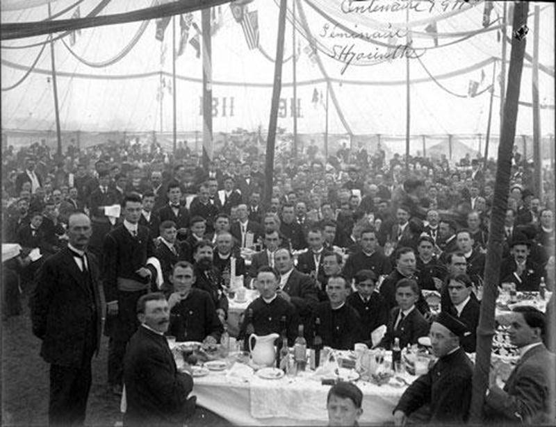Banquet extérieur du midi lors des fêtes du centenaire du Séminaire de Saint-Hyacinthe le 21 juin 1911 (Archives CHSH).
