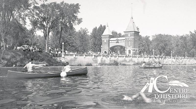 Marathon de nage face à la Porte des anciens maires vers la fin des années 1960.   Centre d’histoire de Saint-Hyacinthe, CH548.