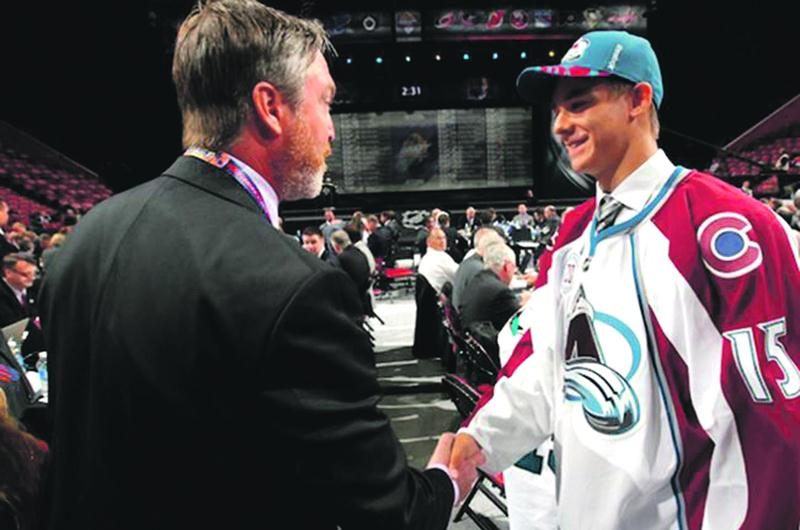 Jean-Christophe Beaudin rencontre l’entraîneur-chef de l’Avalanche du Colorado, Patrick Roy. Photo avalanche.nhl.com ©