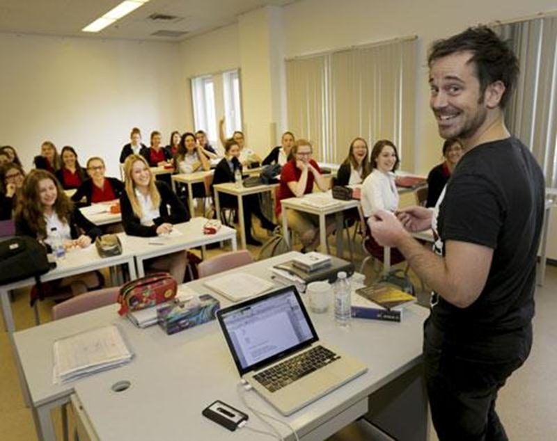Près de 300 étudiantes du Collège Saint-Maurice se sont adonnées aux exercices d'écriture proposés par Jipé Dalpé.