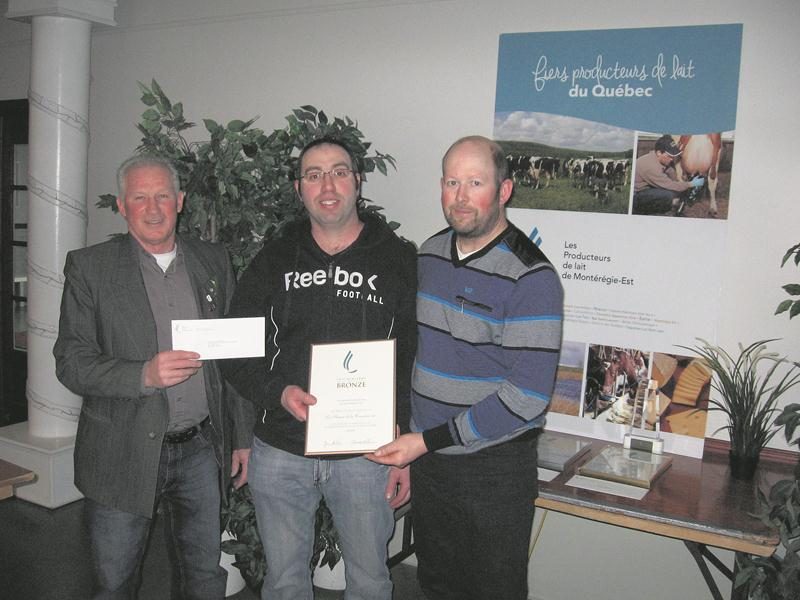 Au centre, le gagnant de la 3e position, Martin Joubert d’Upton, entouré des représentants des Producteurs de lait de Montérégie-Est pour le secteur de Rivière Noire, Pierre Thibault et Érick Ménard.