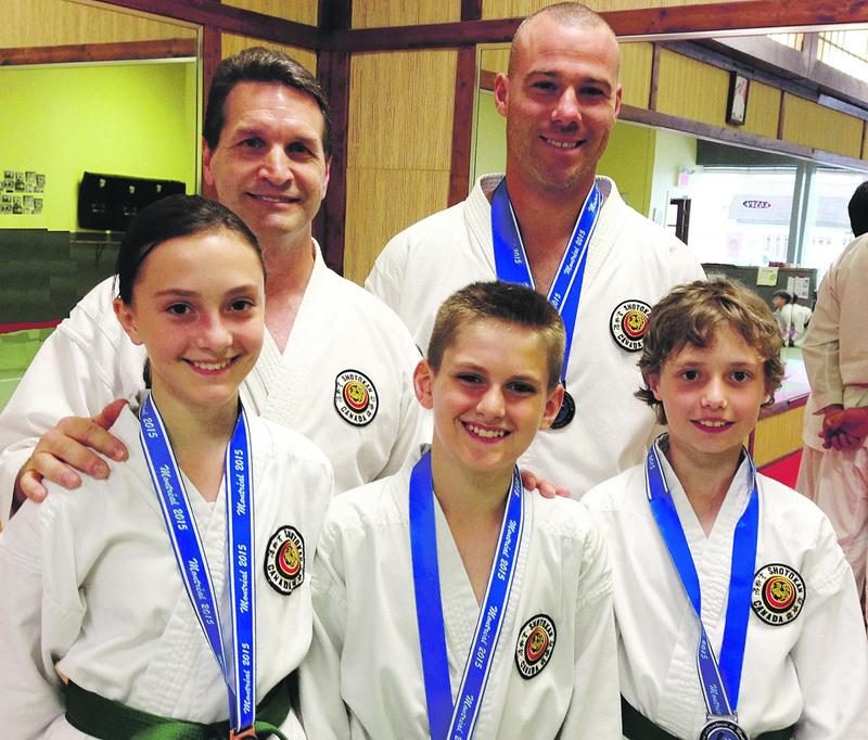 Les médaillés à l’Open de Montréal, Sarah-Maude Lamoureux, Félix Landry et Raphaël St-Pierre et Francis Hamel (à l’arrière). On les aperçoit en compagnie de l’entraîneur Guy Brodeur. Absents : Dominic Archambault et l’aide-entraîneur, Sabina Blohm. Photo Courtoisie